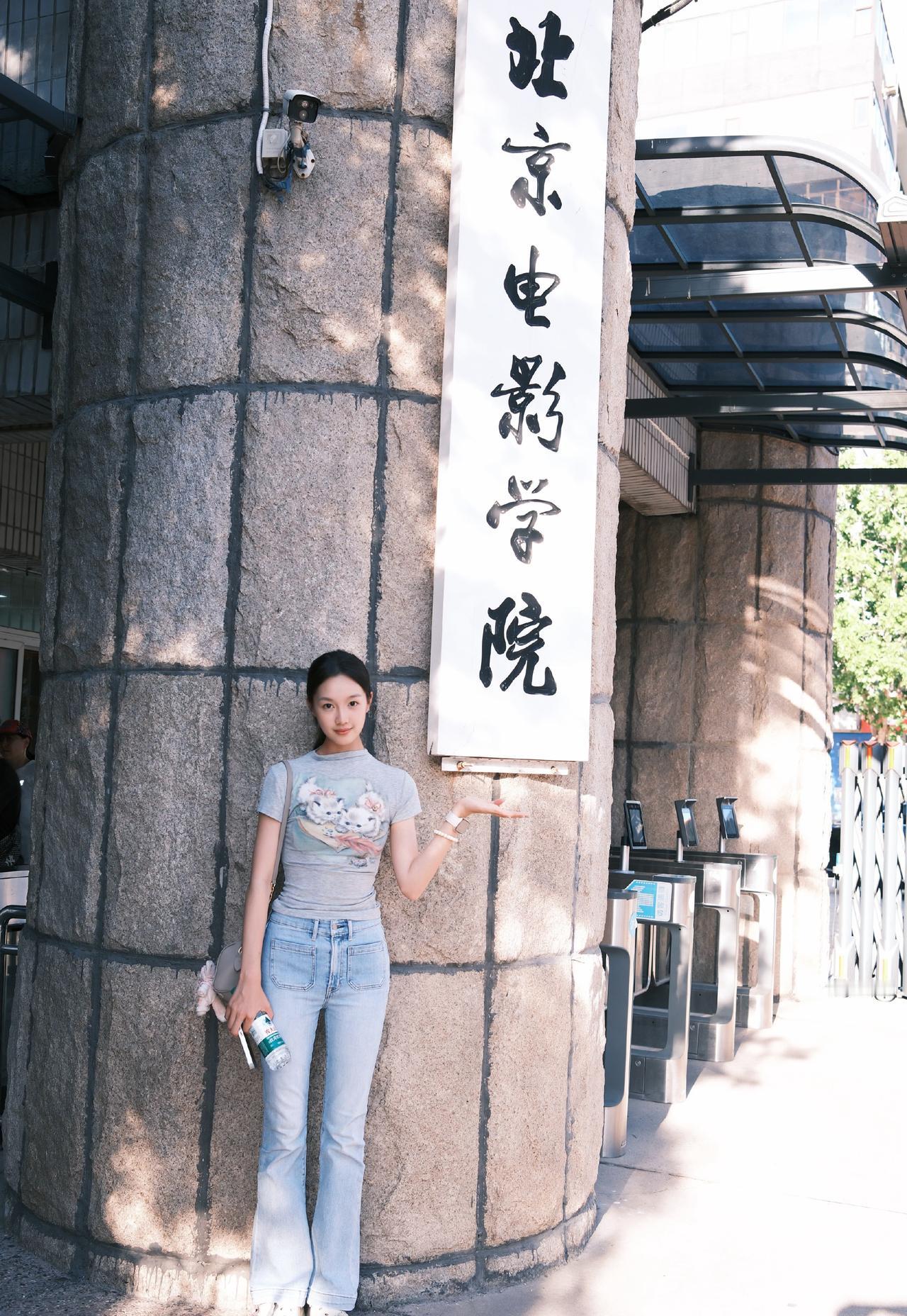 北电的漂亮女孩是真多啊！
每年的学校报到日，都会出现好多的美丽新面孔