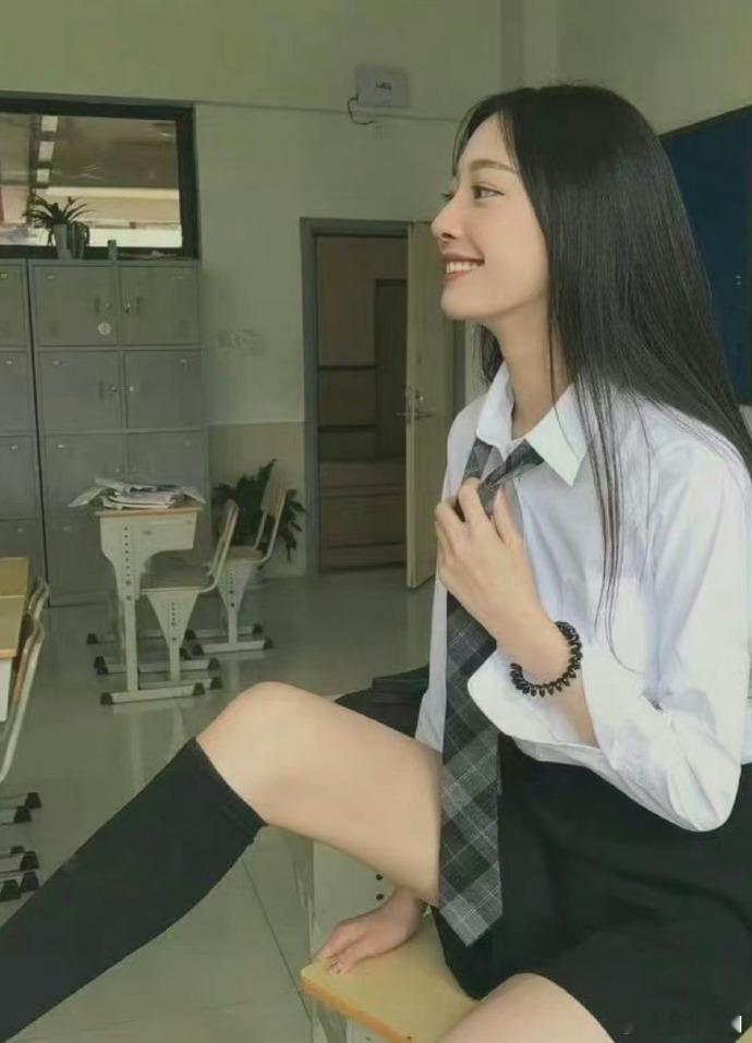 易梦玲素人时期的长相好像比现在更接近明星脸 