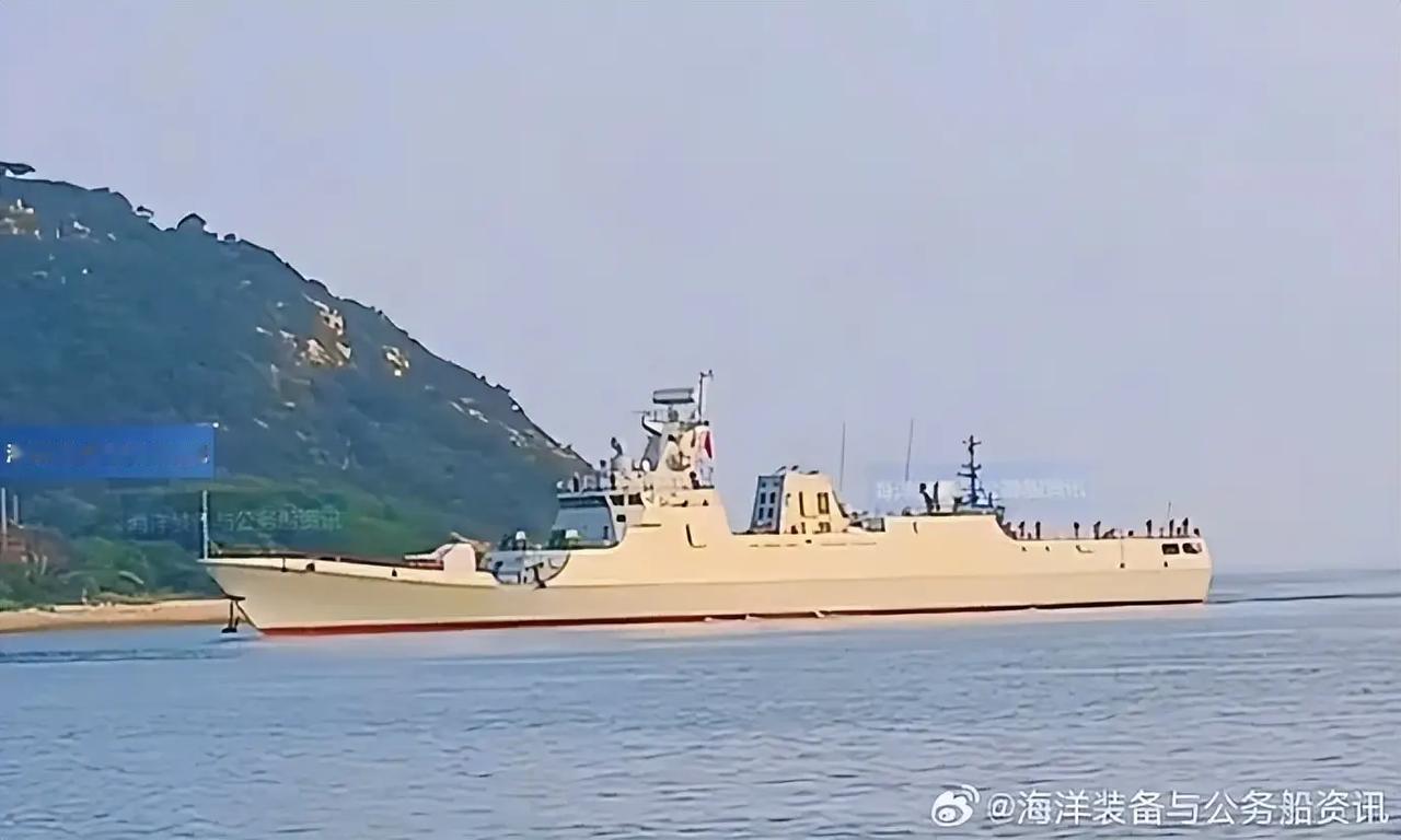 继054B和全向隐身护卫舰之后，中国又一款全新护卫舰亮相。

这款新型护卫舰有点
