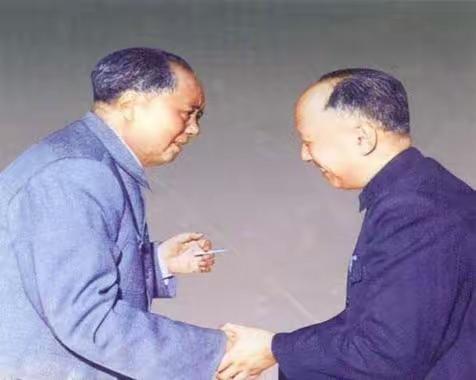 毛主席逝世，钱学森跪在灵前哭了三天三夜，他说："我之所以有今天，都是毛主席和共产