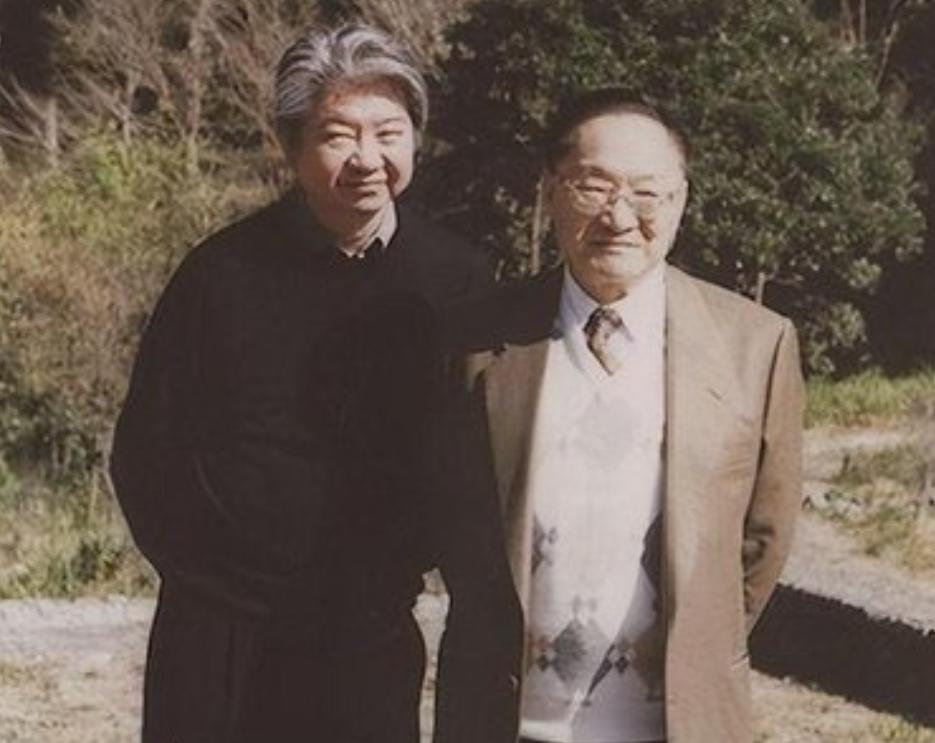 当年，52岁的金庸娶了23岁的林乐怡，好友蔡澜得知后上门想一睹佳人芳容，但一顿饭