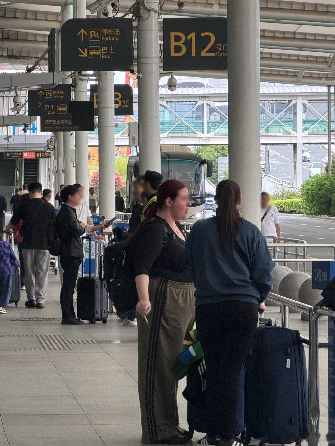 任何在公共场所非吸烟区抽烟的，都应该狠狠的罚死他们丫的！我就不想被迫吸二手烟。 