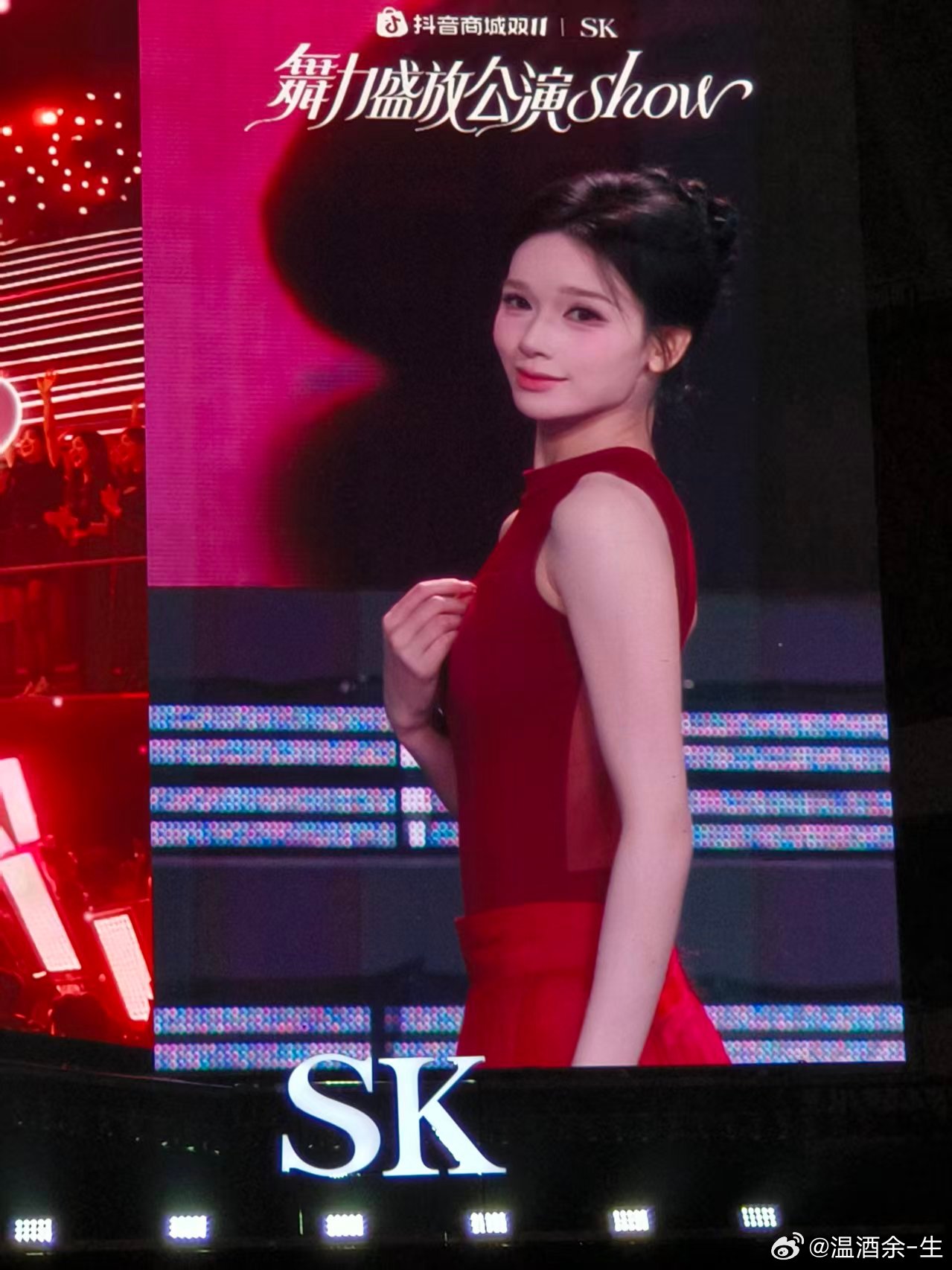 公演上SK女团的自我修养被SK夏天的职业素养狠狠折服！跳舞时力量与柔美并存，卡点