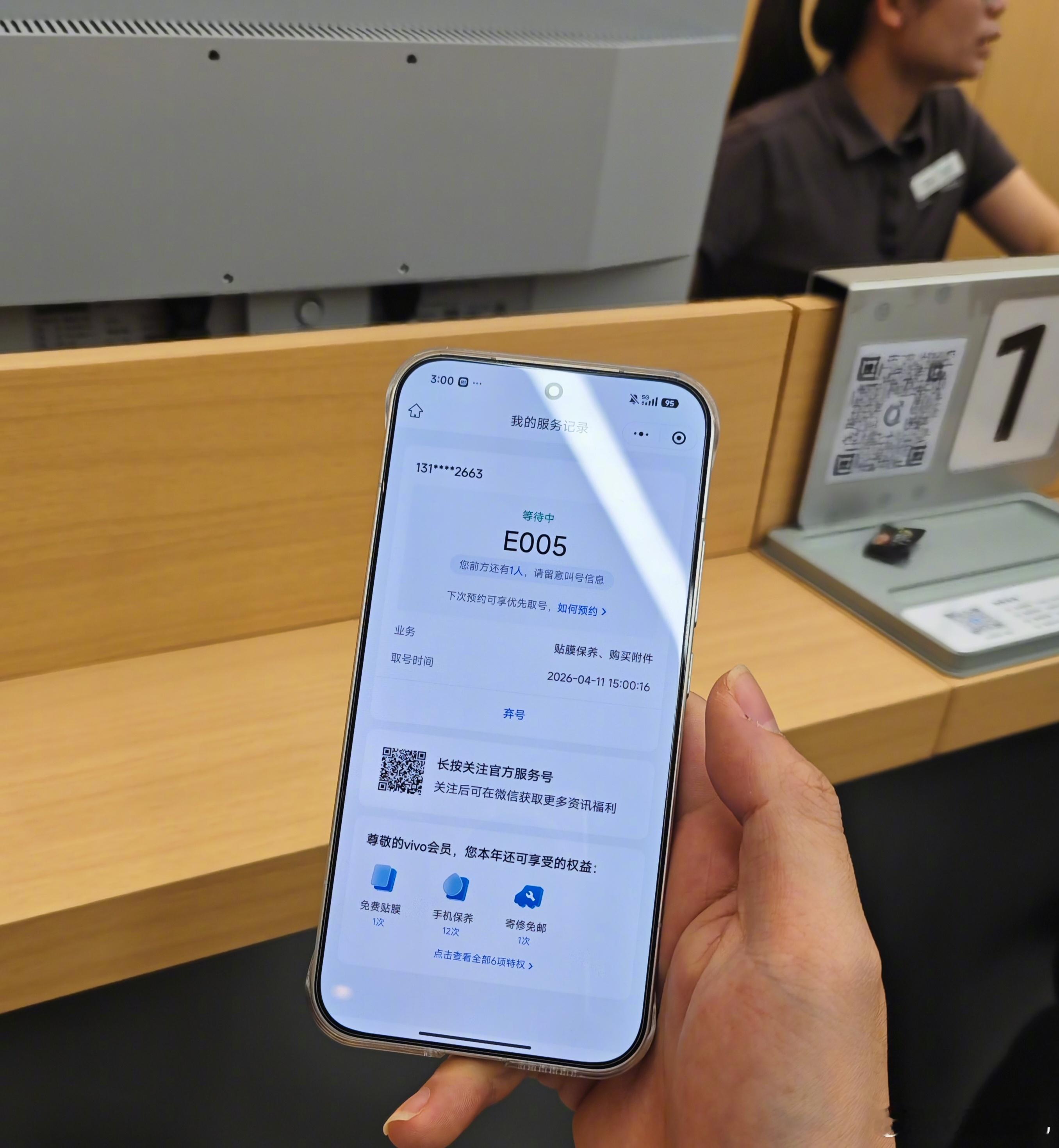 手头的vivo X Fold3 膜坏了，刚好在商场就过来换一下。该说不说周末小孩