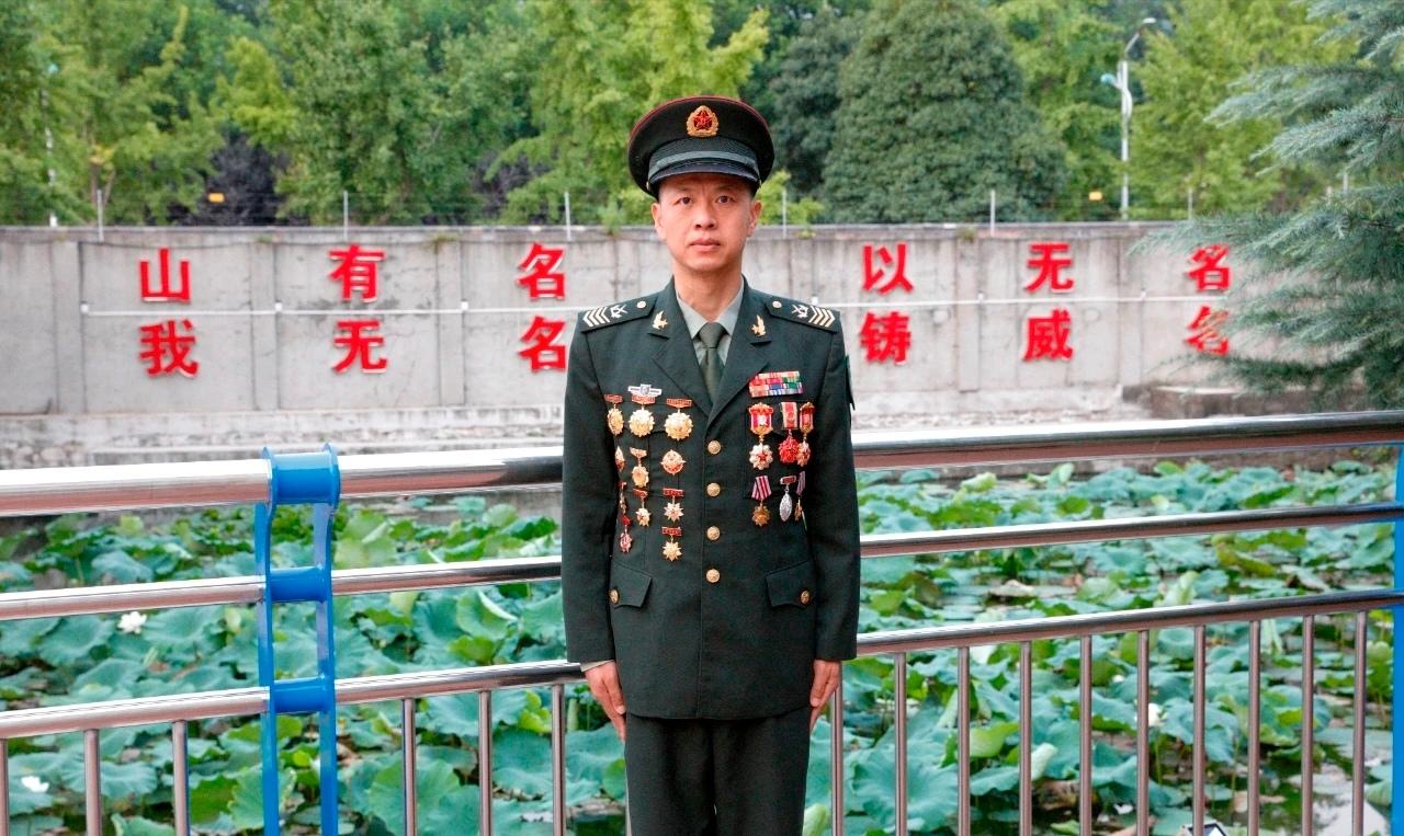 一级军士长、维护技师李建彪
18岁参军入伍
21岁考学失败
32岁荣立三等功
3