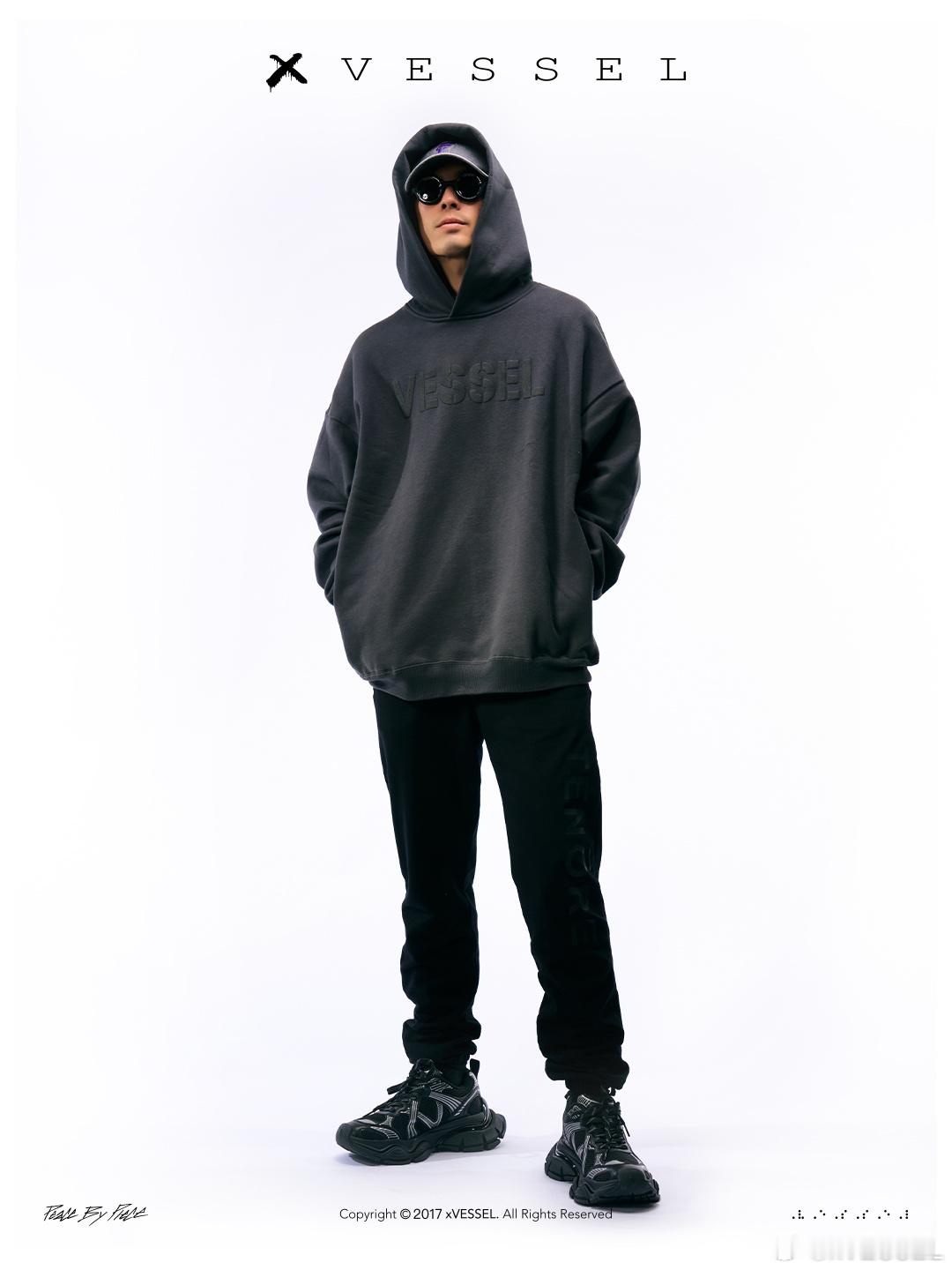 当Van Ness吴建豪率先踏入双色纪元，整个街头便读懂了新暗号黑银在他脚上是冷