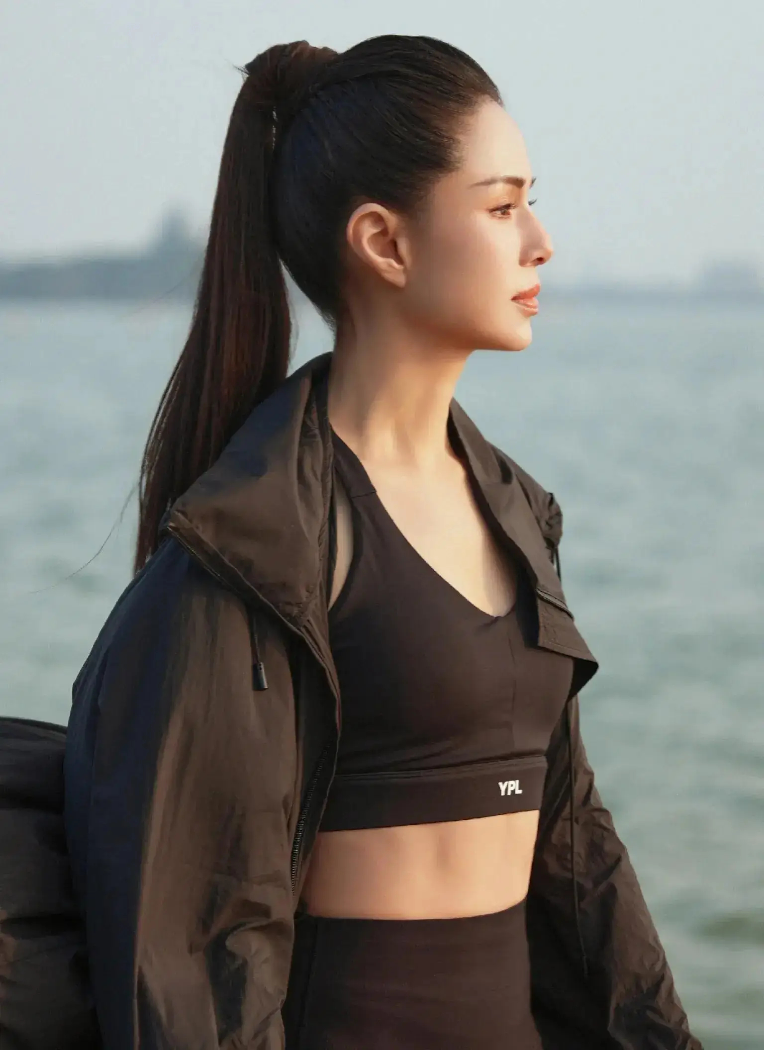 果然岁月从不败美人那些真正好看的人啊，不是脸上没皱纹，而是眼里有光、心里有故事。