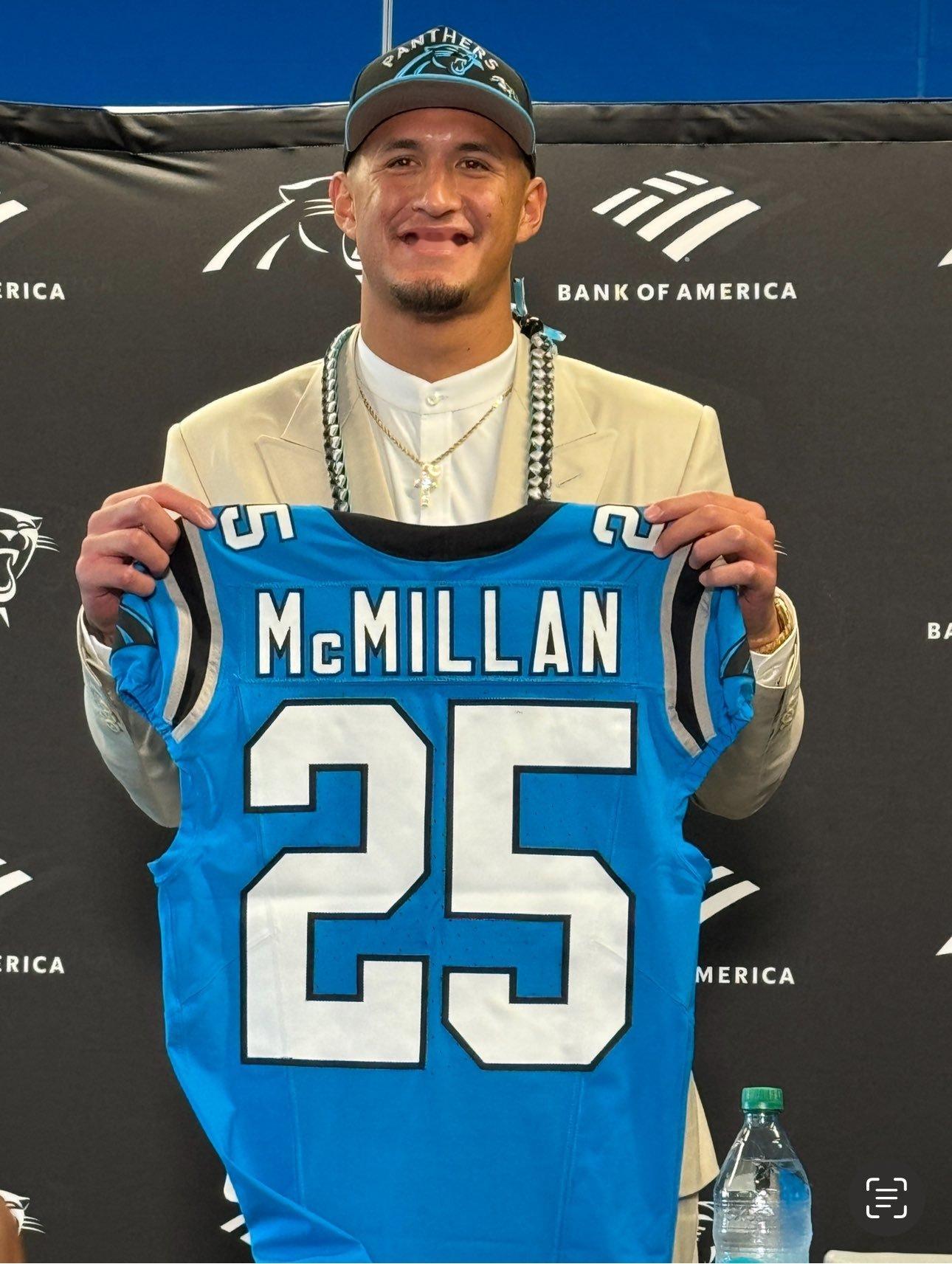 自从1967年的底特律后，从来没有哪个城市的两个球队能拿到NBA NFL两个联盟