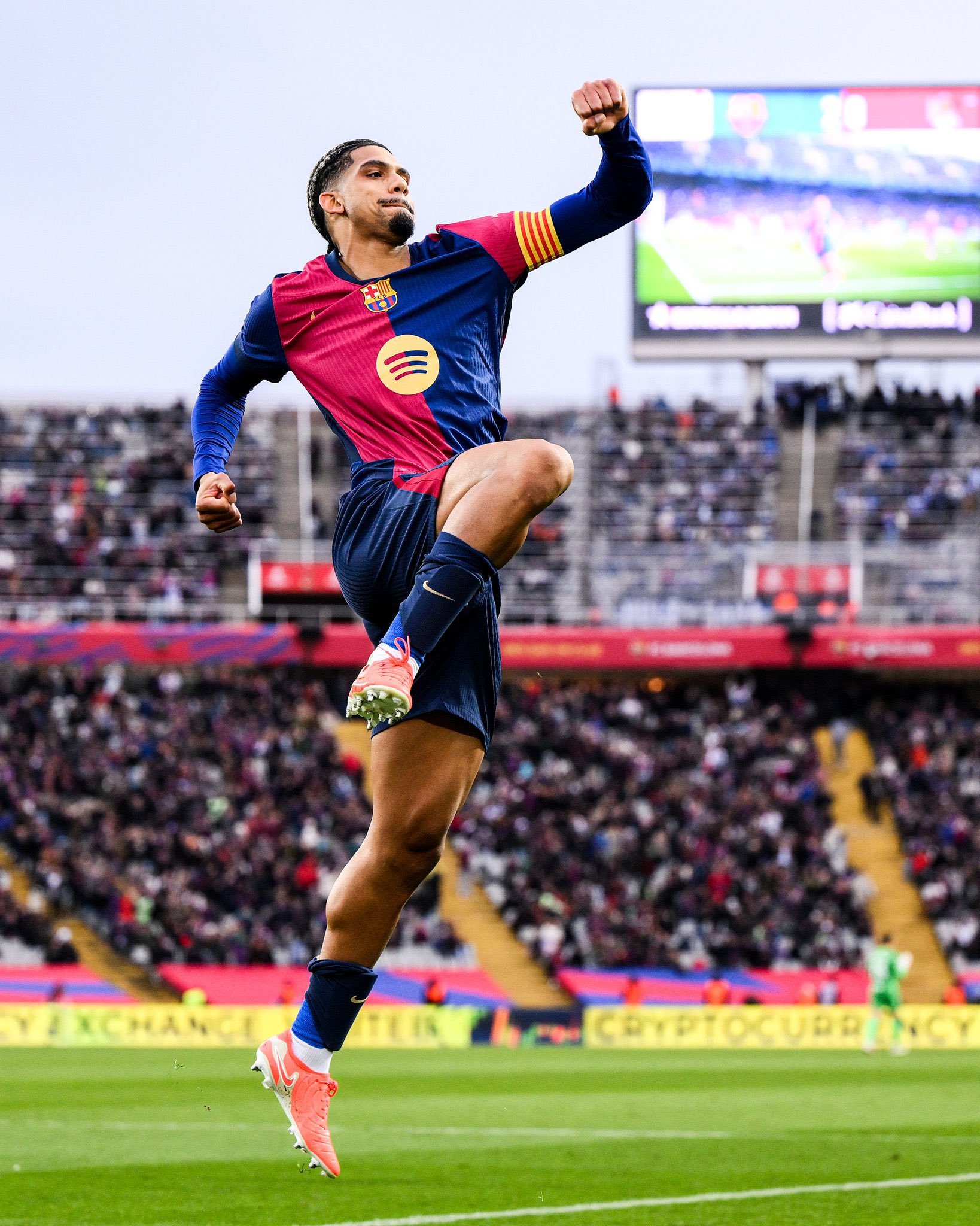 马卡报：阿劳霍的精神康复进展非常顺利，将在明年首战西班牙人比赛复出。体育大赏巴萨