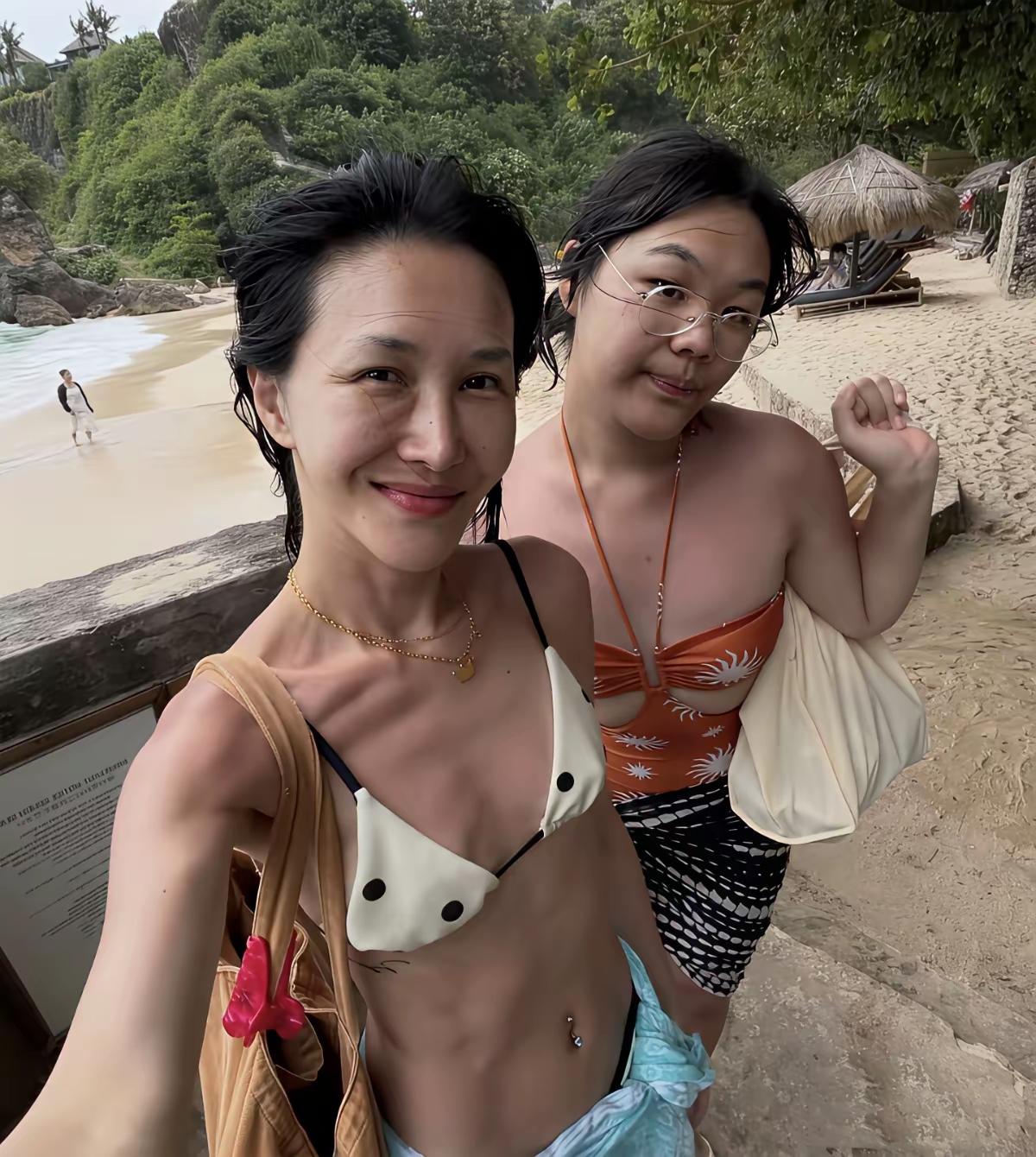 严泰雄的妻子尹惠珍在社交网络上发布了自己和女儿的泳装照！以此助力丈夫的新电影！