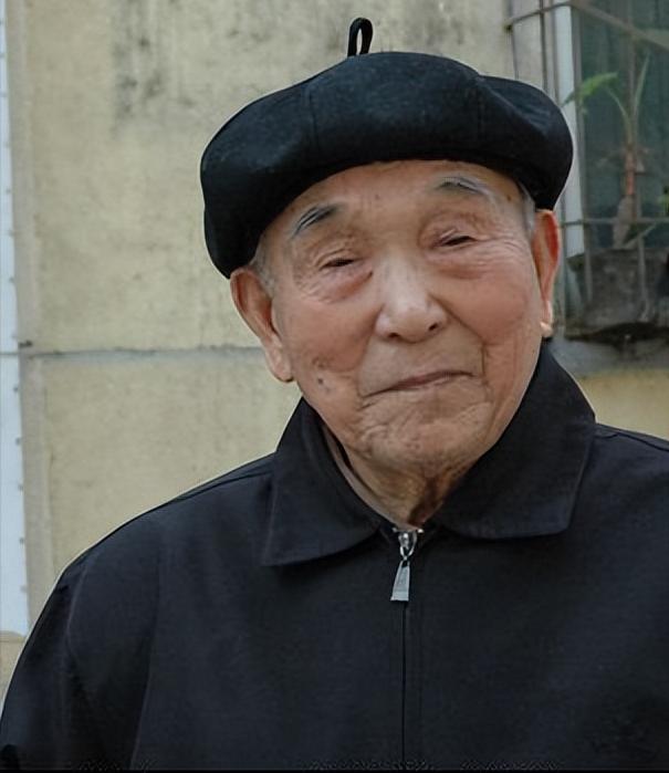 "快点，赶紧把他衣服扒光了！"1939 年深秋的泰山北麓，王桂芬老太把柴火往地上
