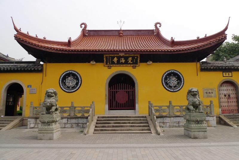 嘉兴觉海寺
       嘉兴斜西街西半段的觉海寺，恰逢寺内筹备中秋净素月饼的洒