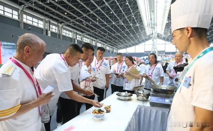 【群英烹美味！石家庄首届厨师节暨京津冀餐饮产业博览会正式启幕】7月13日，石家庄
