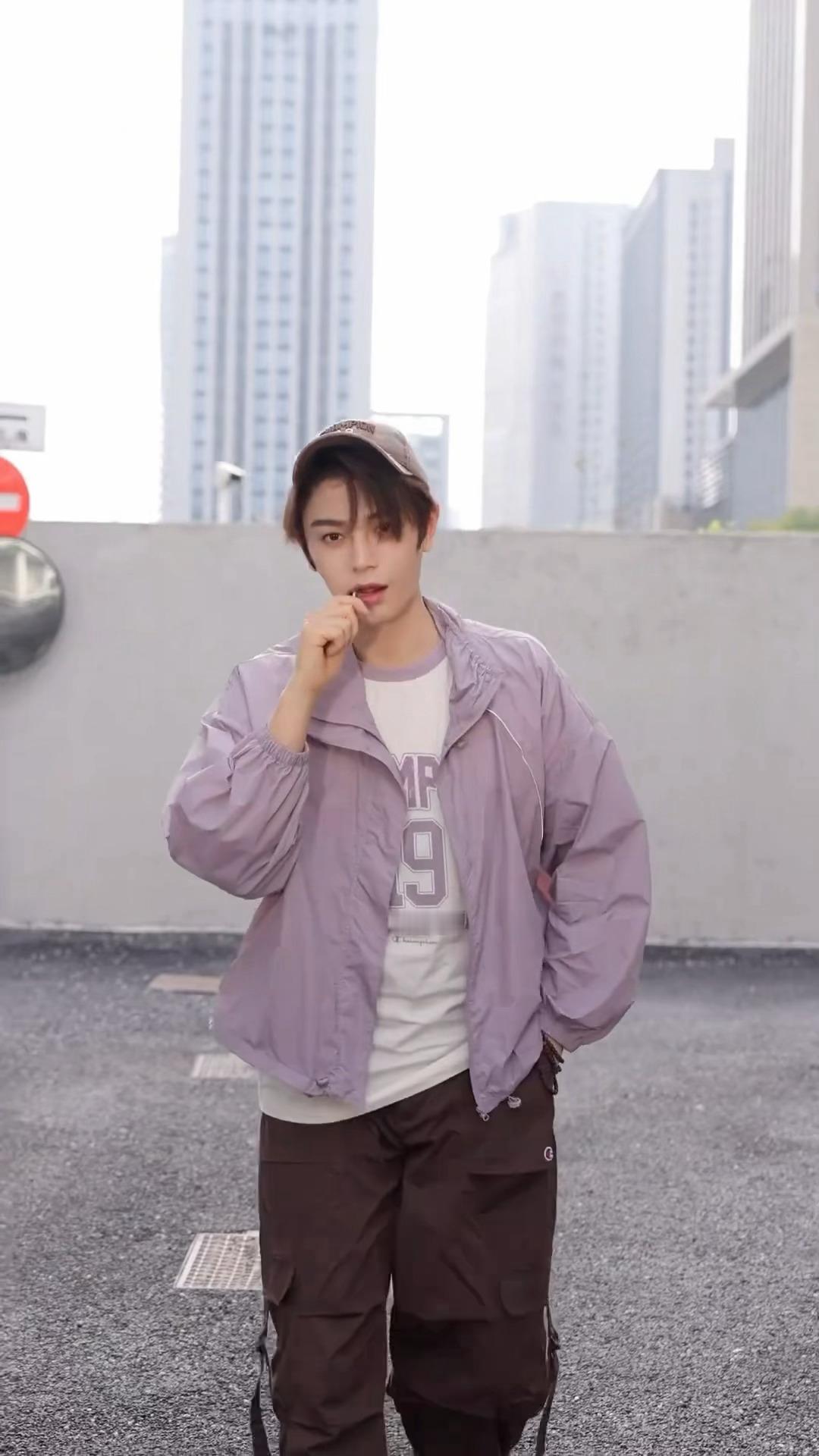 丁禹兮粉彩风营业丁禹兮美式男大转场营业：出门晃一晃！好清新帅气的男大啊