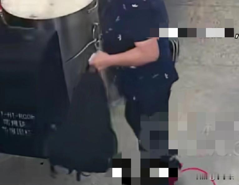 近日，河南一大妈赶高铁，不慎弄丢价值2万元的金镯子，民警调取监控后发现，原来是大