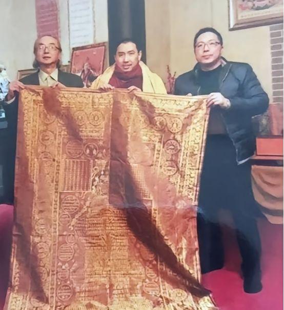 2005年，一件旧袈裟在北京拍卖，却无人问津，一男子觉得蹊跷，花9万买下。回家后