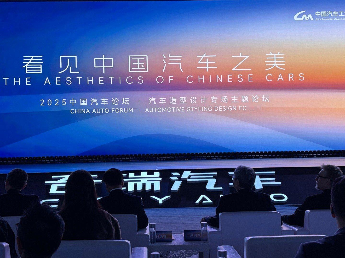 亚里士多德说：凡美者，皆带几分奇特性。美需要识别，当万物趋同之时，便无美可言。新