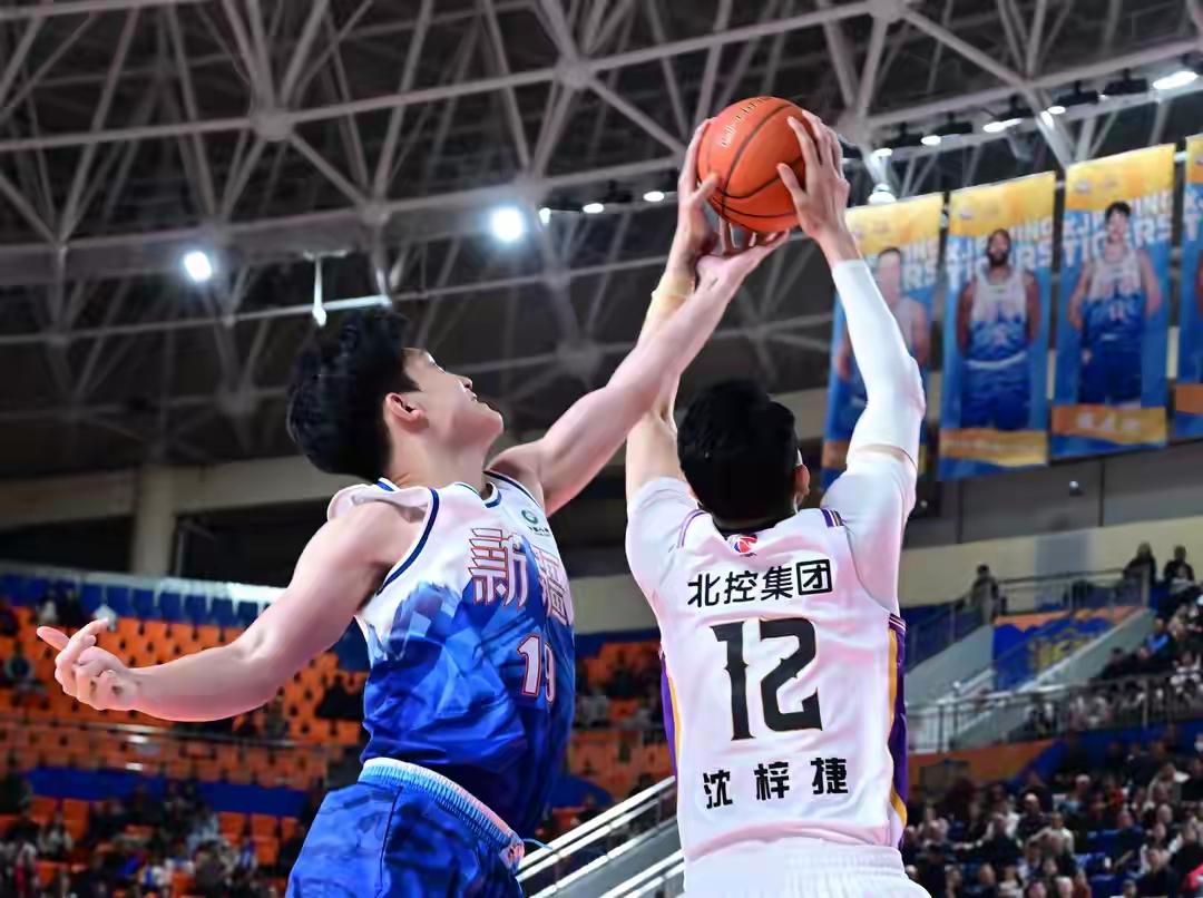 吴冠希伤了，李炎哲有小伤，且速度慢。曲笑宇枯坐板登席之后，终于迎来了他的出场时间