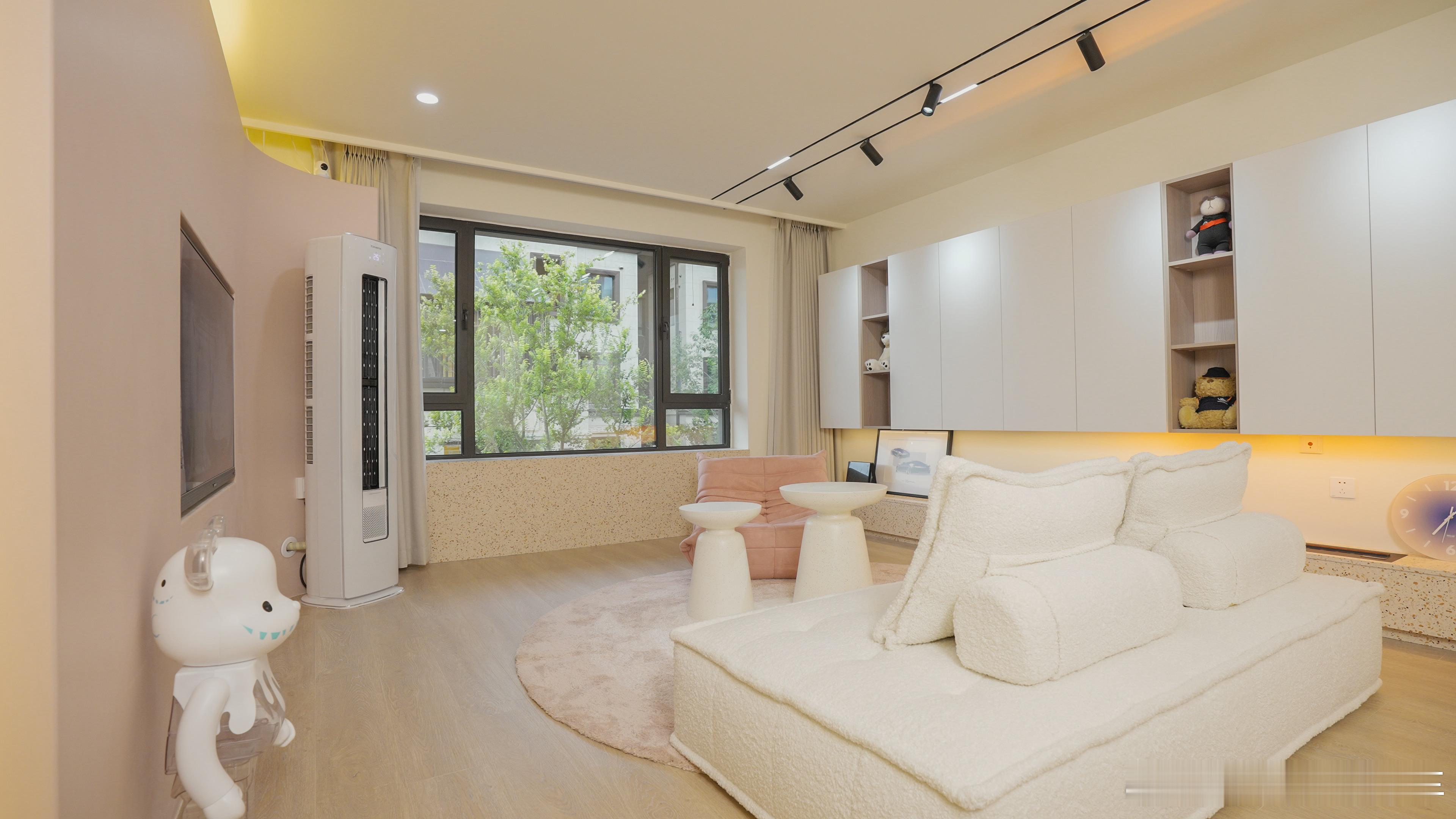 小户型去客厅化我家是“把书房和客厅打通，大客厅化”～书房就留了个推拉玻璃门，但平