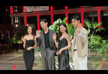 舒淇还真的是风情万种，张婧仪在她面前看起来好稚嫩，同样挥手拍照，舒淇歪着身子，手