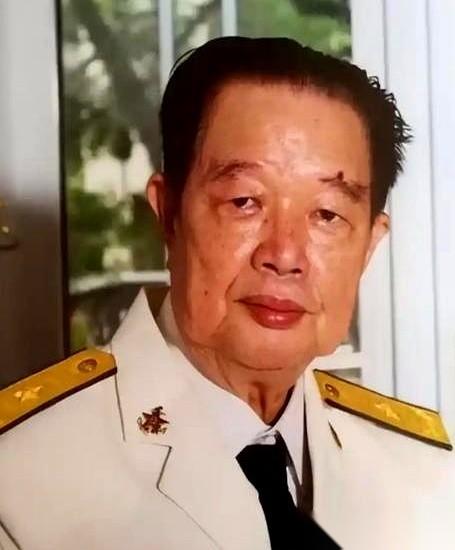 一个越南兵，当着我们58个战士的面，把他们的国旗插在了中国的礁盘上。
我们一个叫