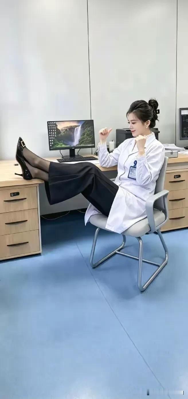 有点好奇：在医院里上班的她，此时此刻为啥这么开心呢？