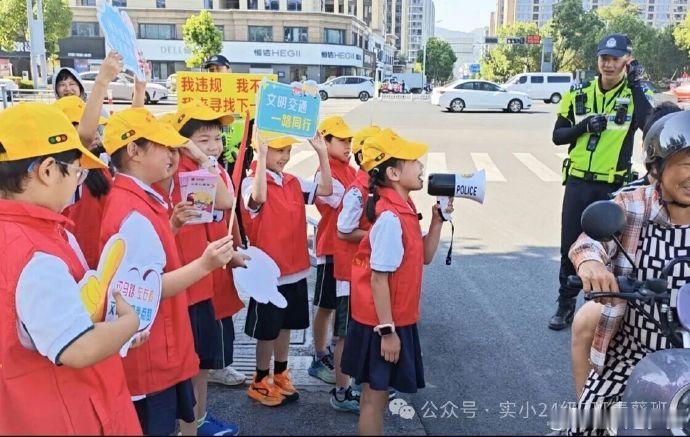 小红萌劝导员上线点亮浙江仙居文明风景线 小红帽、红马甲！仙居 “小红萌” 劝导员
