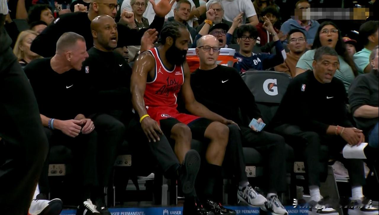 快船巨星哈登真是胆大包天！在今天快船主场迎战篮网的比赛中，当时比赛进行到了第一节