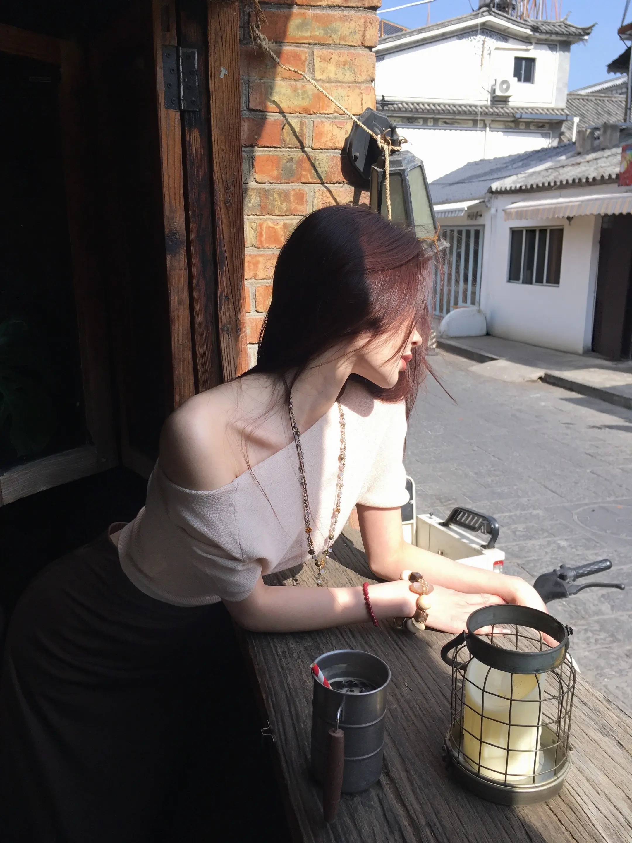 女孩子总在年轻时追求女人味。