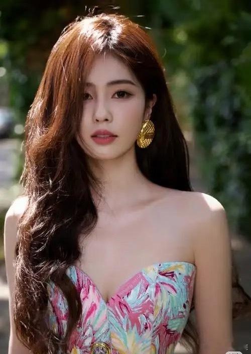 芒果给白鹿的定位是国民女主芒果重启《我们来了》招商，没有直接公布嘉宾，只放出身份