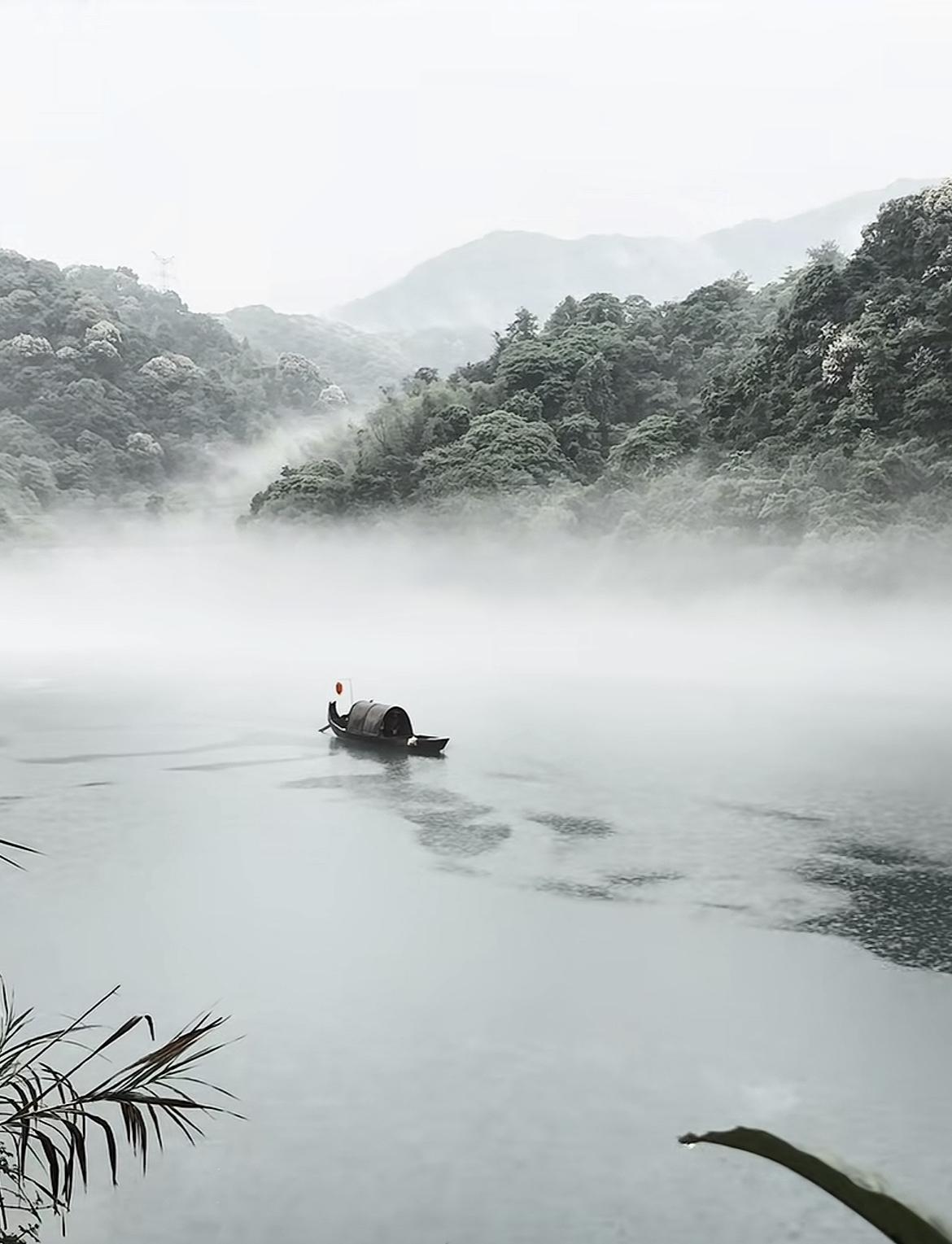 当水墨画走进现实以后，那风景真是美不胜收，天地一色，如水墨泼洒而开，这样的意境，