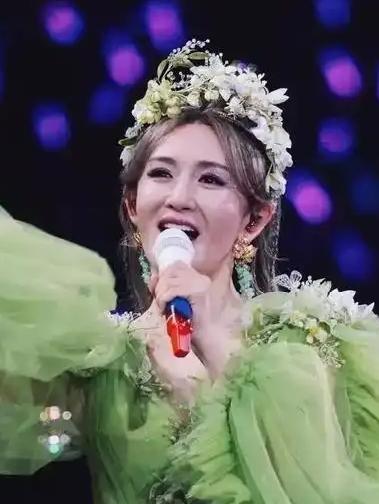 谢娜演唱会那“花海”般的应援太震撼了，超30位明星送花篮，这可不是一般的友情支持
