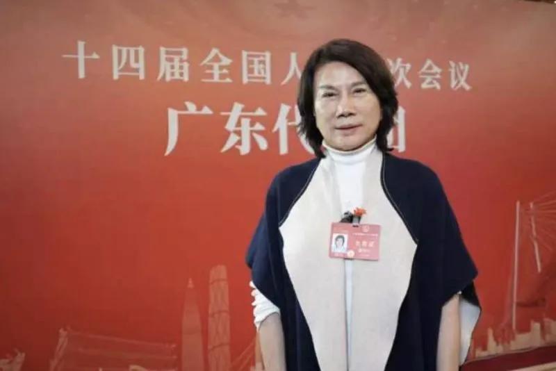董明珠:建议收入1万
以上才征税。
一位北大教授:反对。
董明珠表示:让富人们
