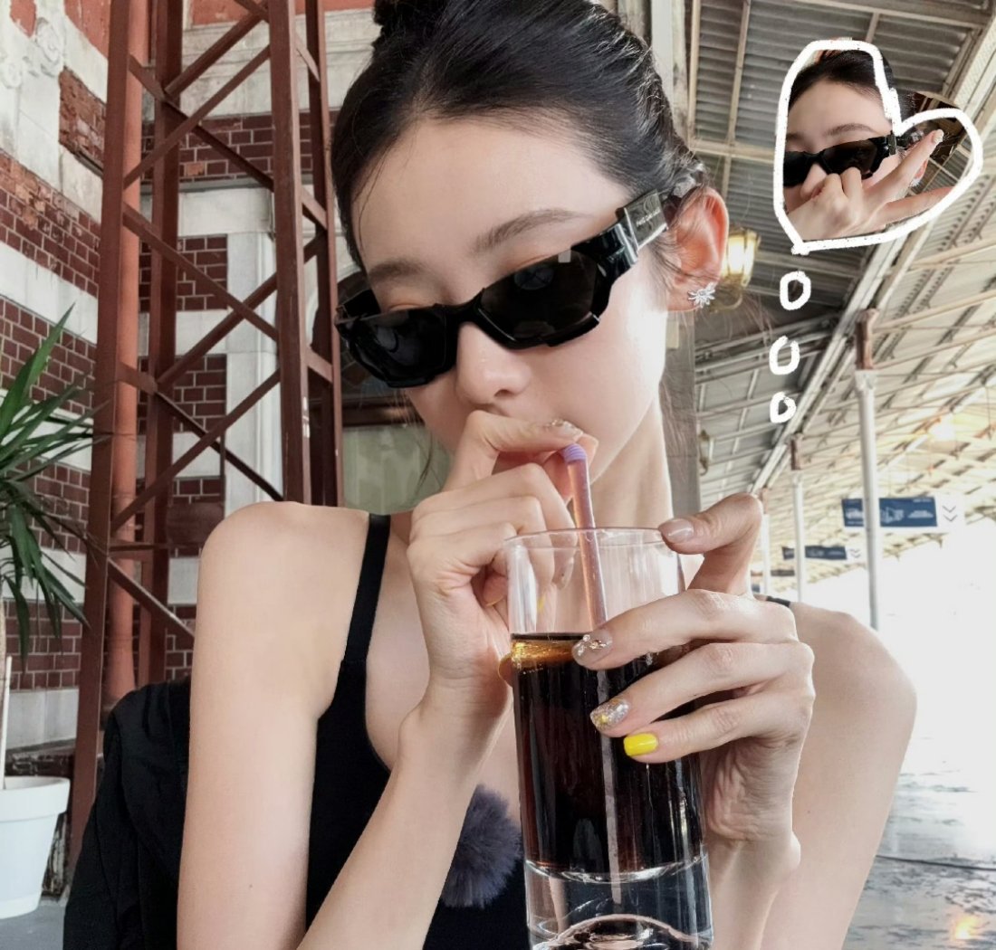 张艺凡这次这么多自拍！有点不敢相信[捂嘴哭][捂嘴哭]我们真的有福啦～ ​​​