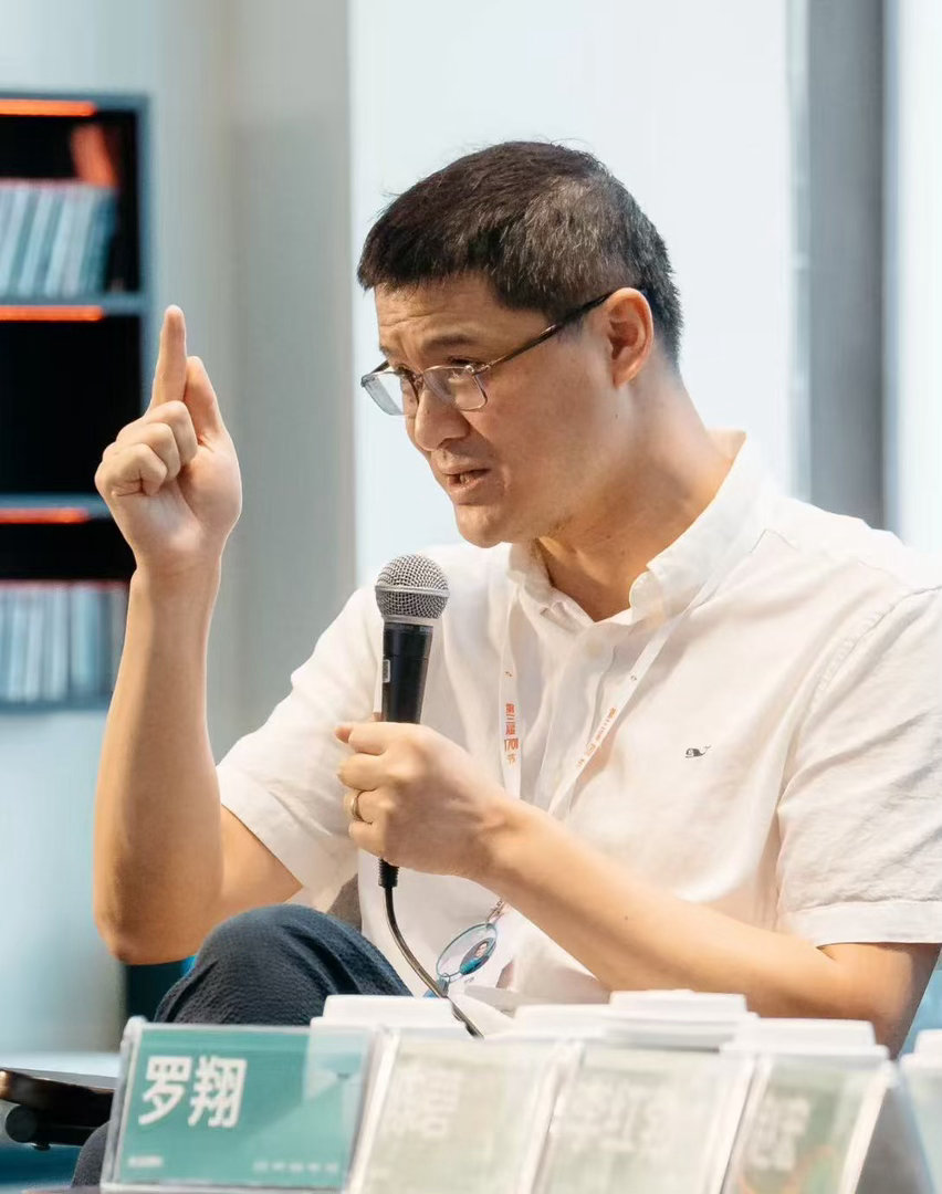 罗翔刘旸刘震云真跨服聊天读书是全年不落幕的对话 罗翔说生活需要玩笑，荒诞能让人看