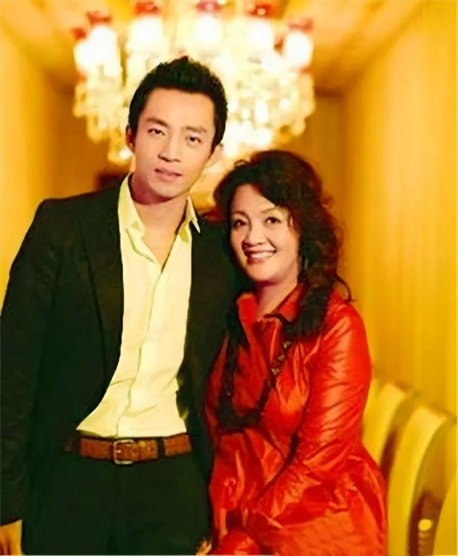 张兰说汪小菲读大学时都不知道她和汪则翰离婚的事情
很多电视剧中都会演到夫妻离婚了