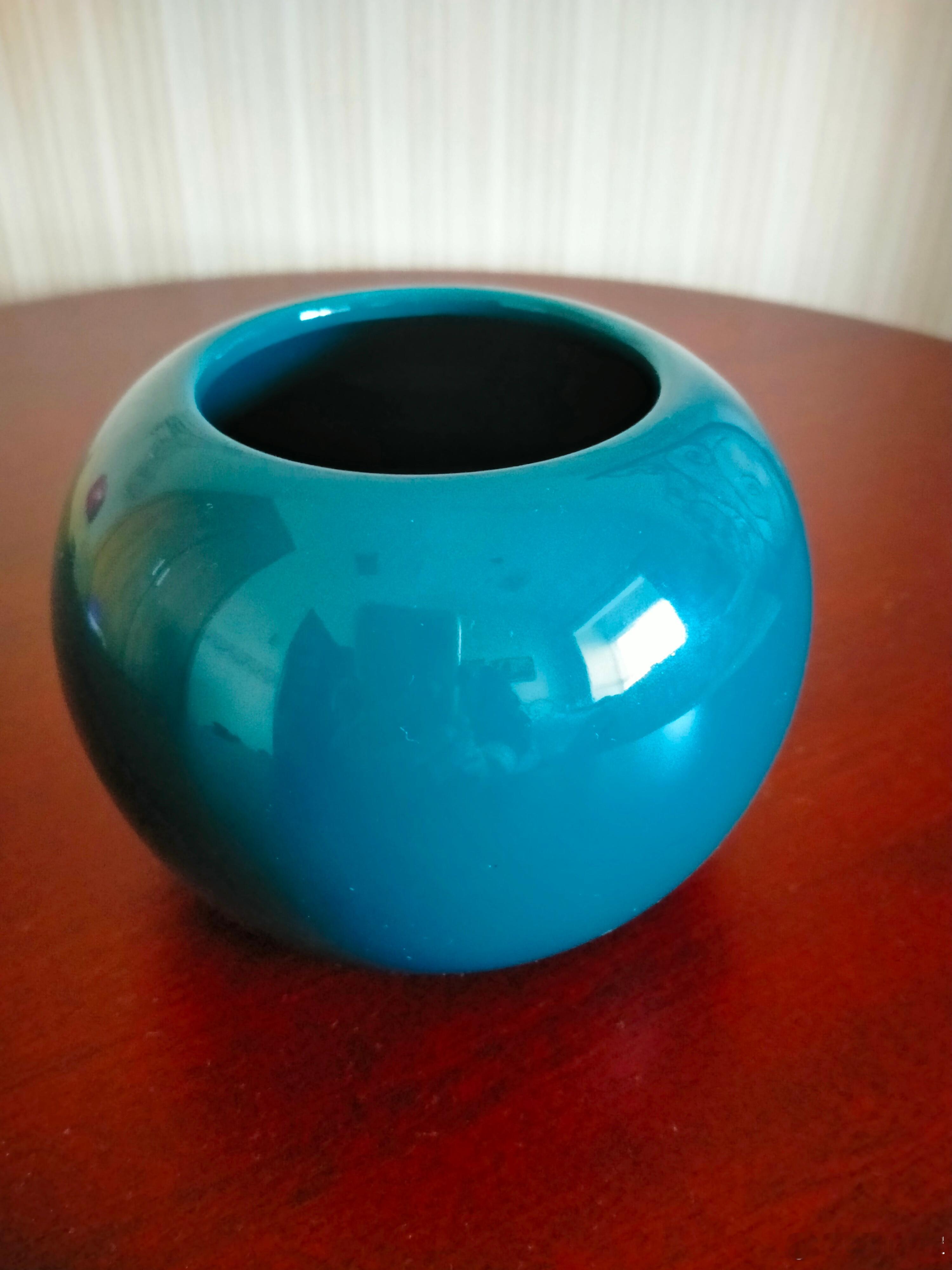 每周鉴赏收藏精品之唐代巩县窑蓝釉钵        唐代巩县窑是贡窑，主要烧造唐三