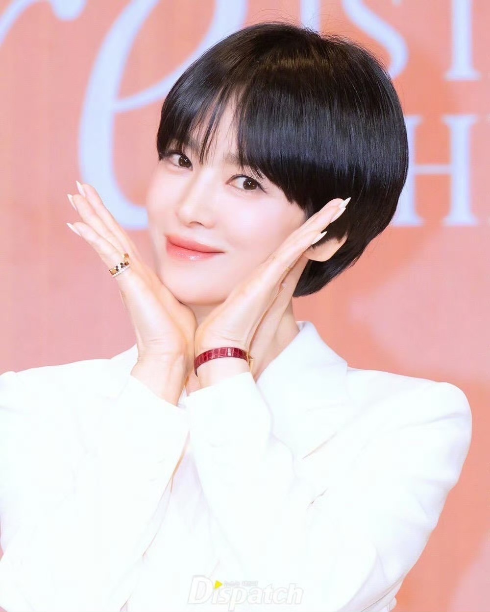 宋慧乔佩戴CHAUMET Bee de Chaumet戒指、手镯及Joséph