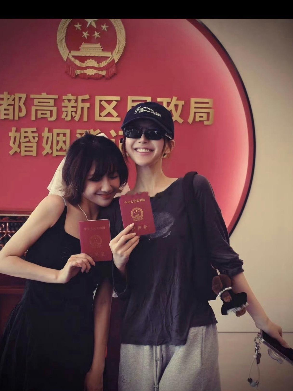 哇塞！原来赵露思昨天是特意抽空，陪伴好友魏笑去领证啦✨双向奔赴的友情太好嗑，温柔