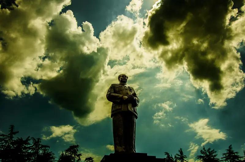 有人怀旧，追思已故的伟人，他们仿佛生活在旧梦里，崇尚伟人的光辉事迹，对伟人的思想