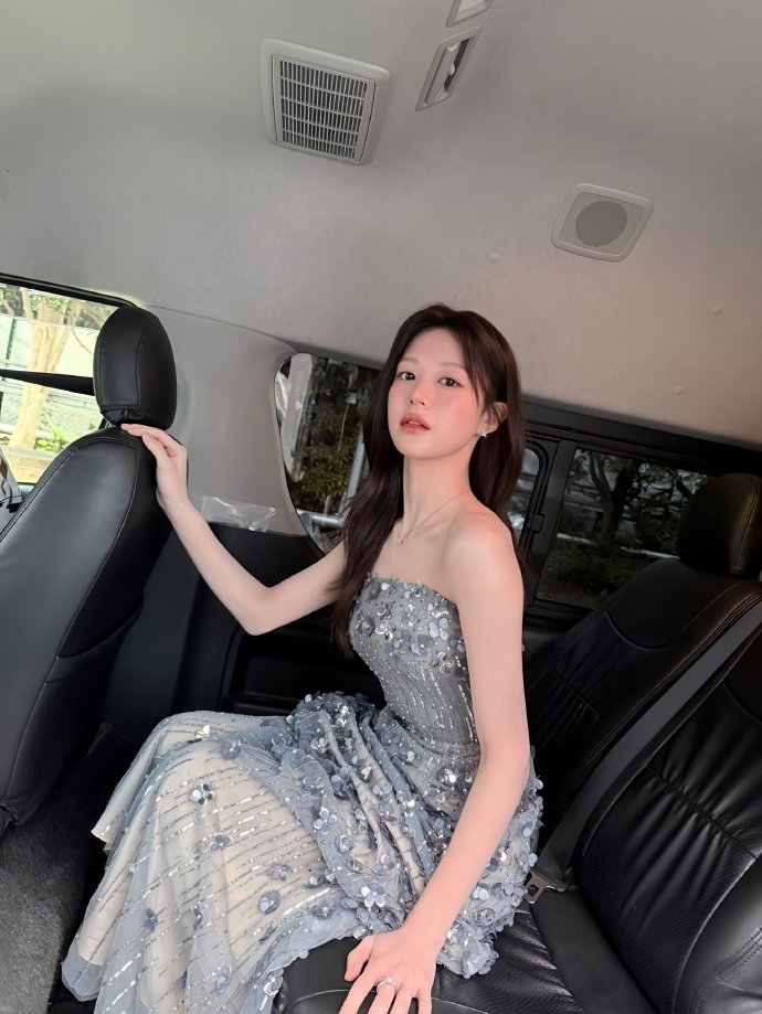 高允真如果姐感是一种天赋 高允真多款大牌时装出镜拍摄大片，粗花呢与干练西装切换自