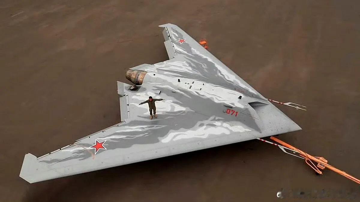 俄罗斯“猎人”苏霍伊 S-70 Okhotnik-B 无人战斗机被俄罗斯 Su-