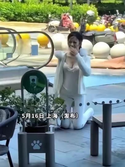 她跪的肯定是钱，如果男子没钱，估计她都懒得理。犯错求原谅可以理解，但是女子这种当