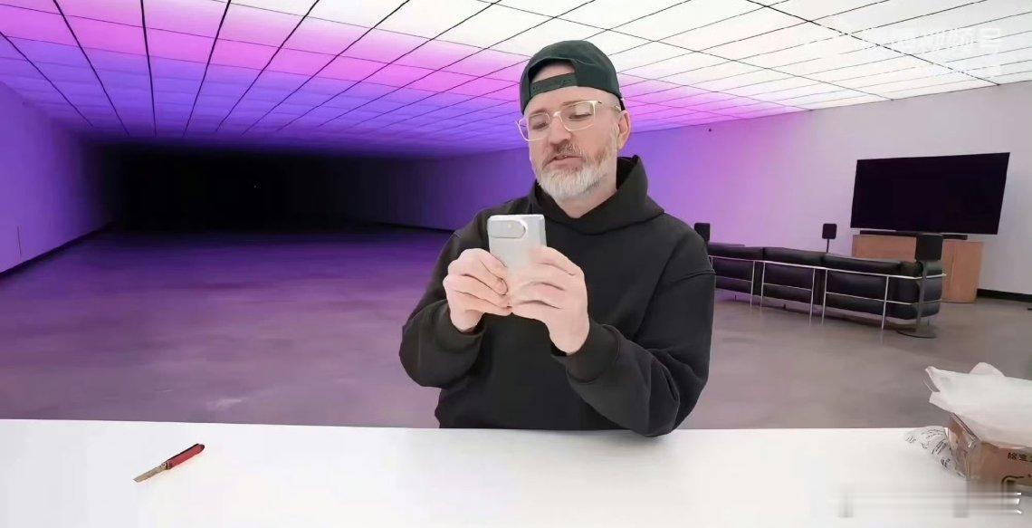 iPhone折叠屏上手苹果首款折叠屏真的要来了，这个比例大家觉得怎么样？是不是看