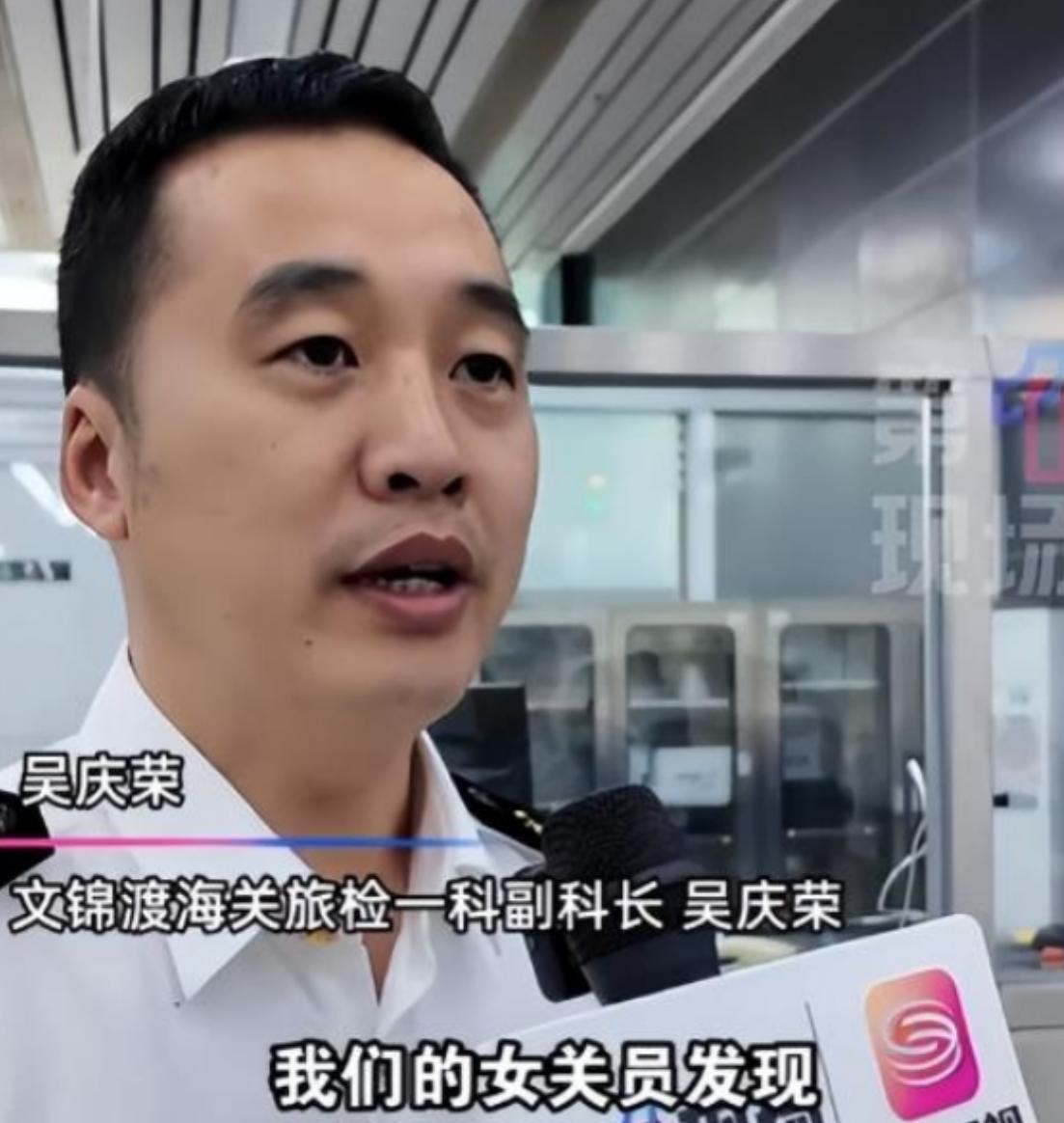 我国海关截查两名女子，掀开裙子一看，好家伙，大腿上密密麻麻缠满了活蹦乱跳的小乌龟