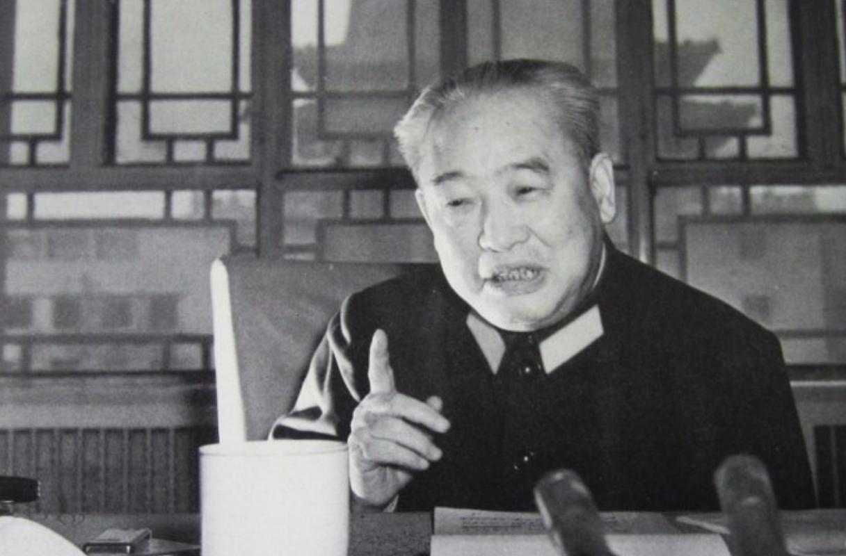 1983年余秋里回乡探亲，亲弟弟闭门不见！一番对话让人肃然起敬
 
1983年，