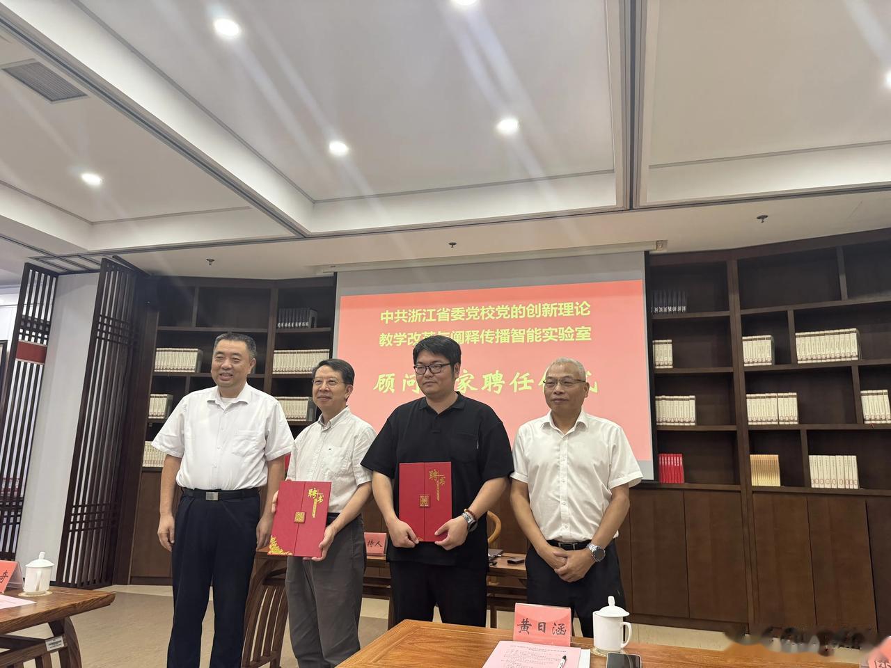 感谢
与北京大学博雅讲习教授邱泽奇教授
一起受聘为智能传播实验室顾问
邱教授的分
