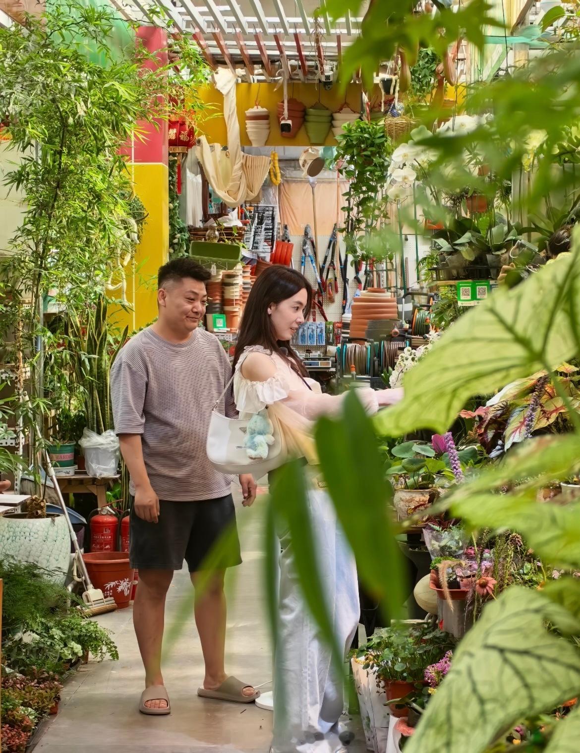 瑶台月下  美瑶瑶我家那闺女素颜逛花市路透，果然是喜欢插花的优雅女人 