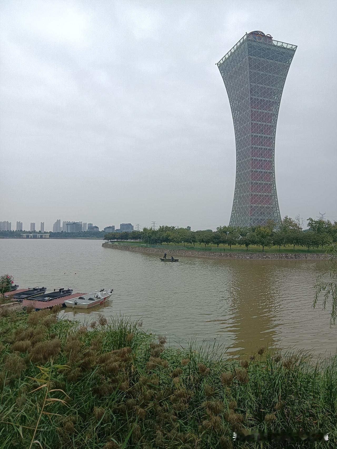 今天午后我去给在咸阳陕工大住校的孩子送些日用品，4点多从校区出来顺路去附近的双照