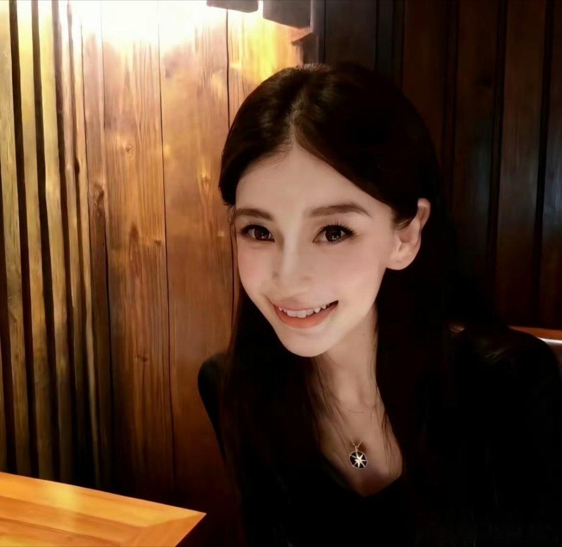 Angelababy参加小海绵学校义卖会 Angelababy参加小海绵学校义卖